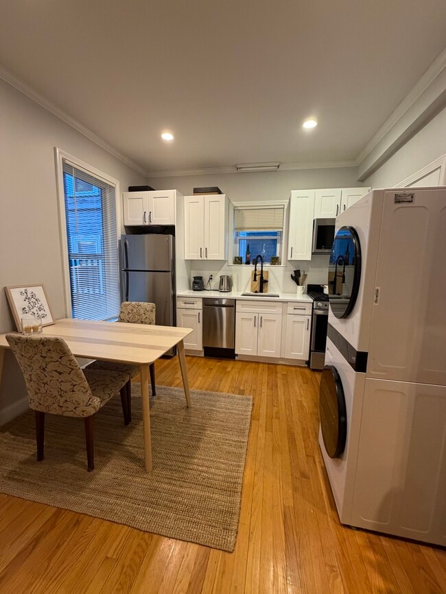 Building Photo - 1576 Cambridge St Unit 1R