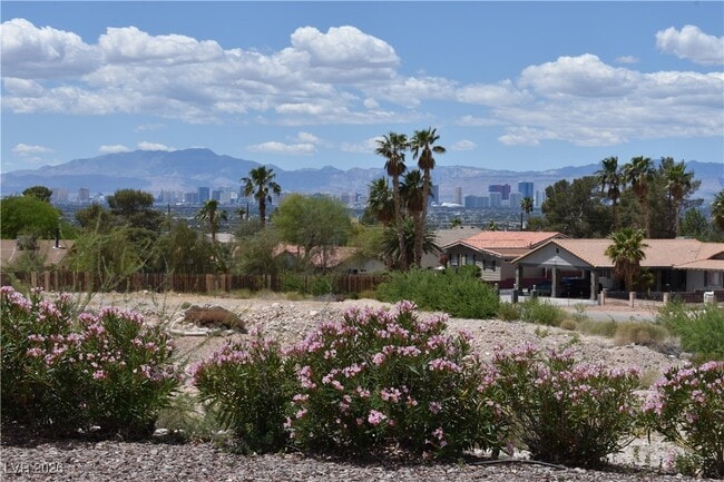 Photo - 6889 Beverly Glen Ave Unidad b