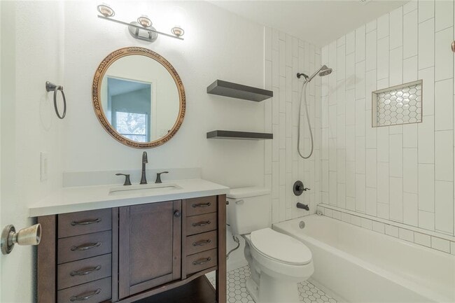 Building Photo - 1411 Gracy Farms Ln Unit 121