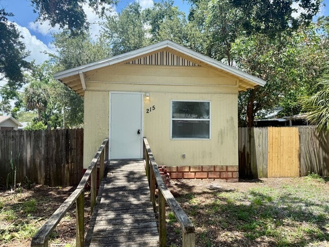 Affordable 2/1 located in St. Pete! - Affordable 2/1 located in St. Pete! House