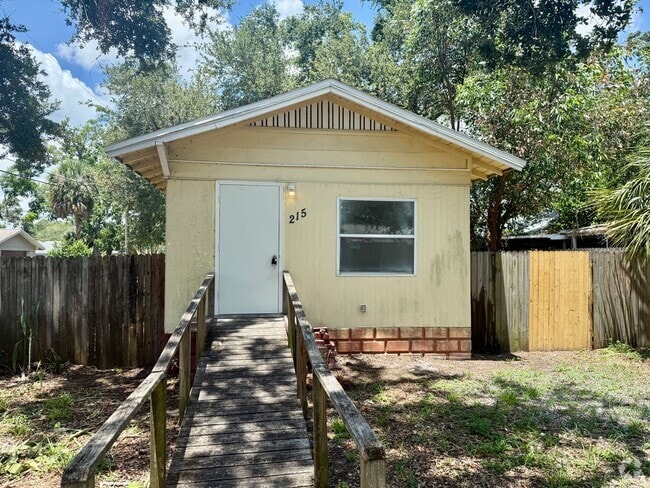 Building Photo - Affordable 2/1 located in St. Pete! Rental