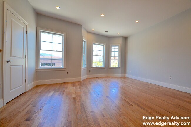 Photo - 7 Islington St