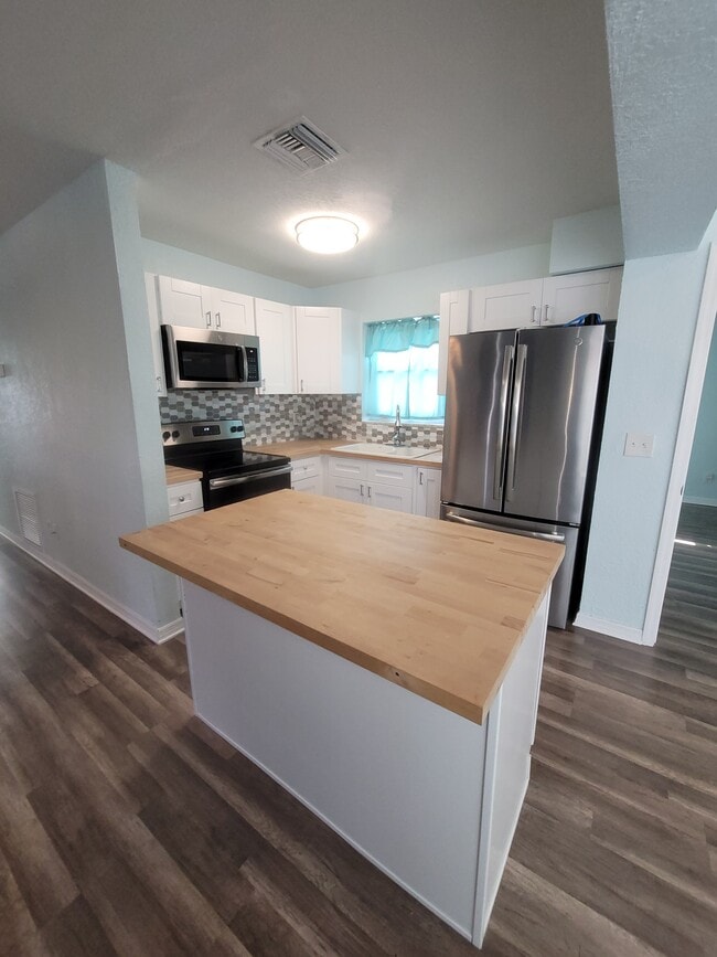 Photo - 513 Hollyhock Ln