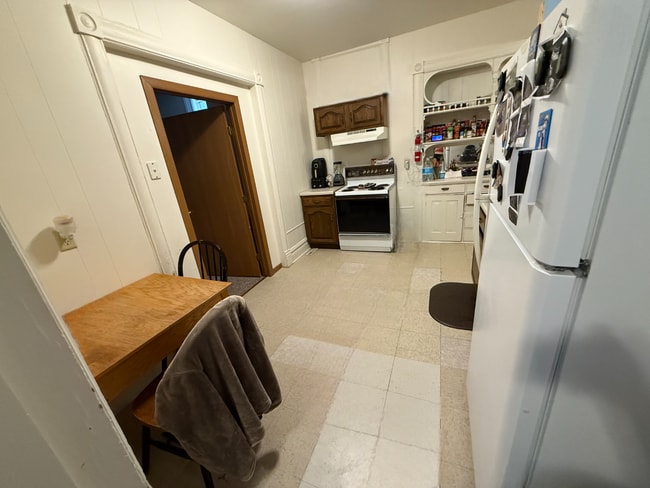 3 Bed 1 Bath close to UWEC and downtown! Available August-May