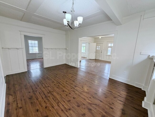 Photo - 860 W 56th St