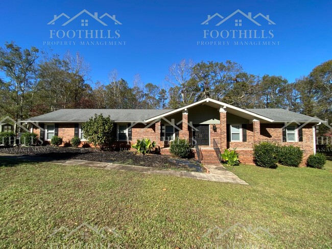 Quaint 3-Bedroom Brick Ranch with Custom T... - Quaint 3-Bedroom Brick Ranch with Custom T... Casa