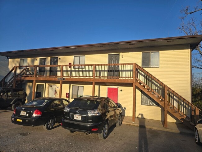 Building Photo - 2 Bedroom , 1 Bathroom Apartment! Unit 33 Osage Ridge Rd #6