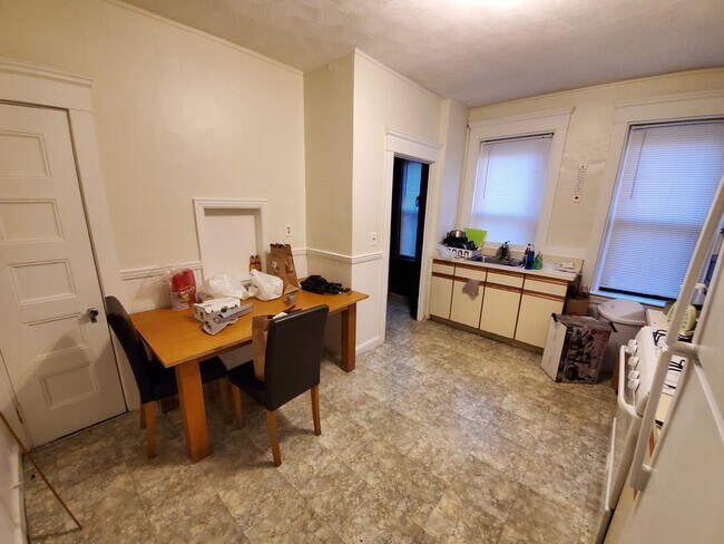 Building Photo - 533 Newbury St Unit 1