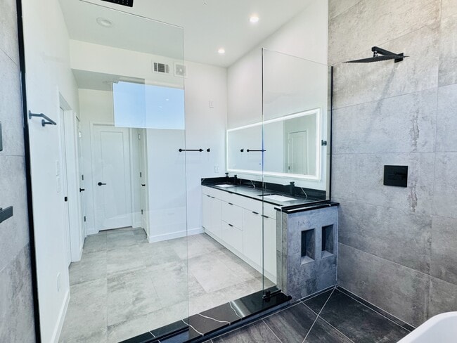 Photo - 525 Memorial Heights Dr