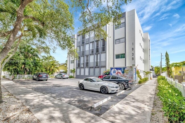 Building Photo - 1939 Jefferson St Unit 401