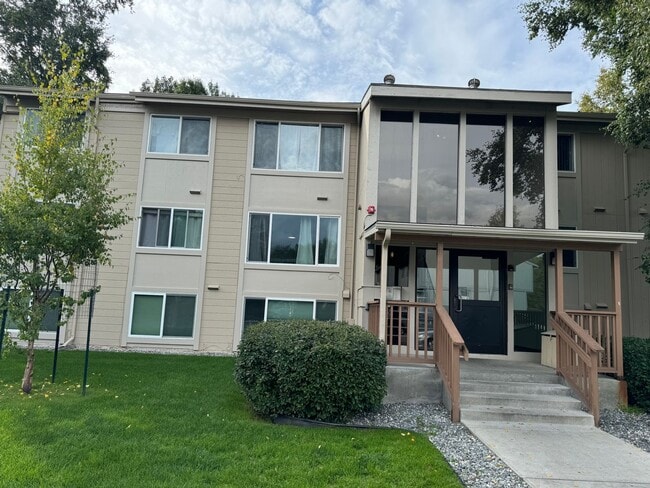 Bottom floor unit close to airport - Bottom floor unit close to airport House