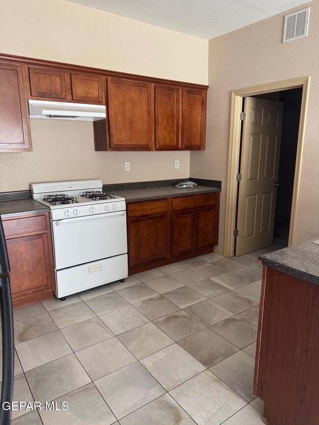 Photo - 8940 Herbert St