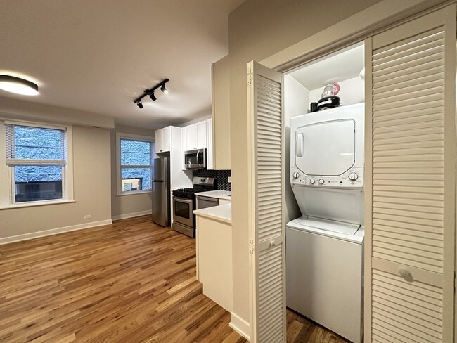 Building Photo - 645 W Wrightwood Ave Unit J08P
