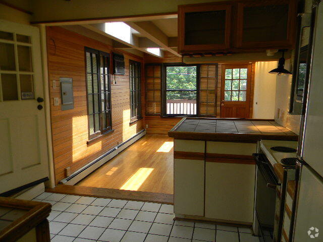 Building Photo - 236 W Barnard St Unit Apartment Two