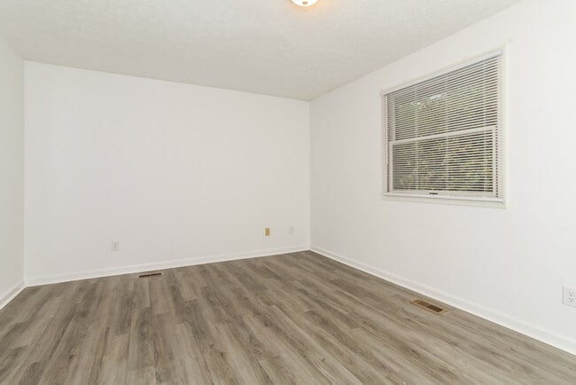 Photo - 273 Lindy Ave