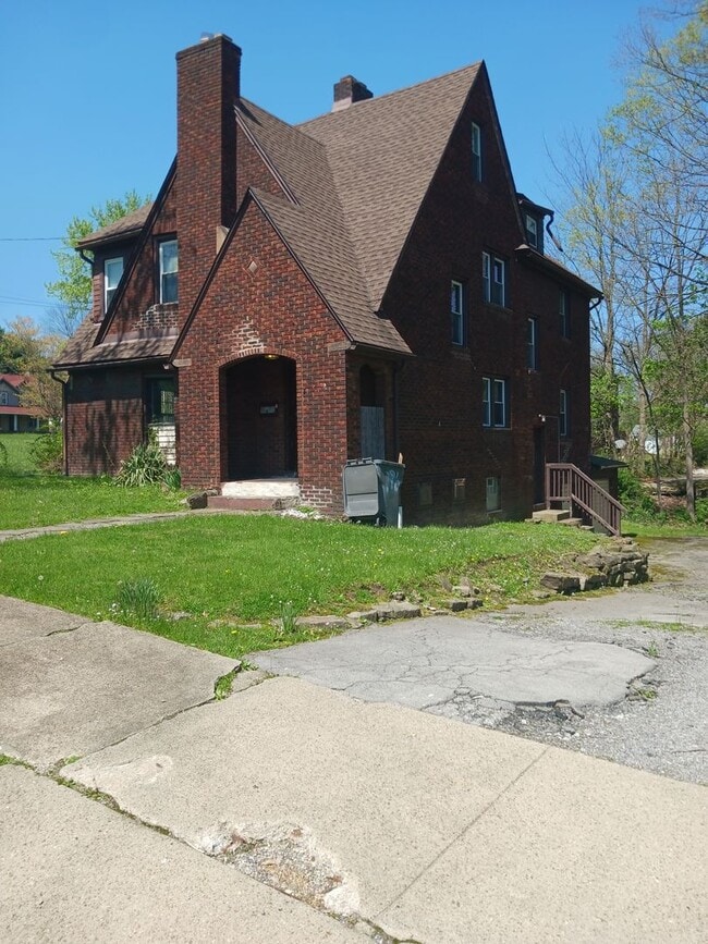 Building Photo - Updated 2 bedroom 1st floor apartment on Youngstown's upper Northside.