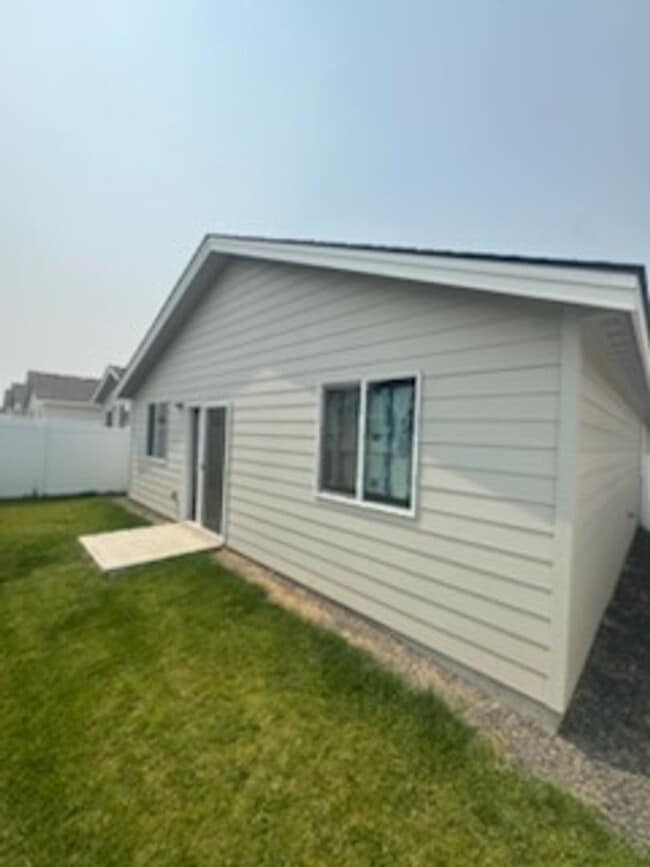 Photo - 670 Tinley St