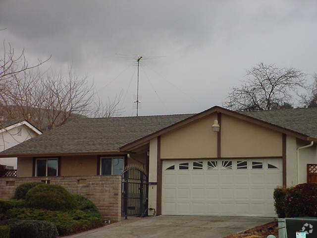 Building Photo - Newly Updated 4/2 Home! Remodeled Bathroom...