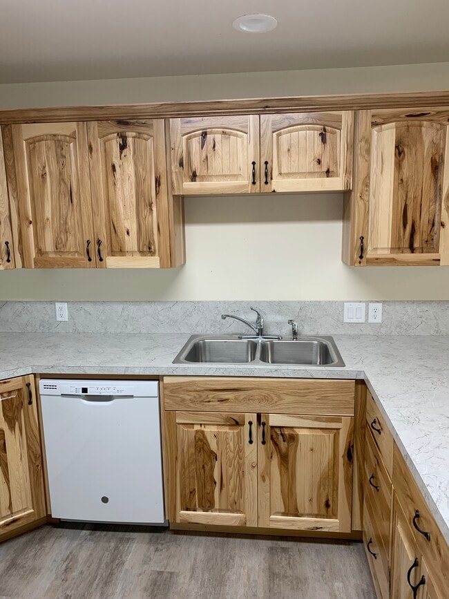 Kitchen - 2068 E Olympic Ave Unit 2068