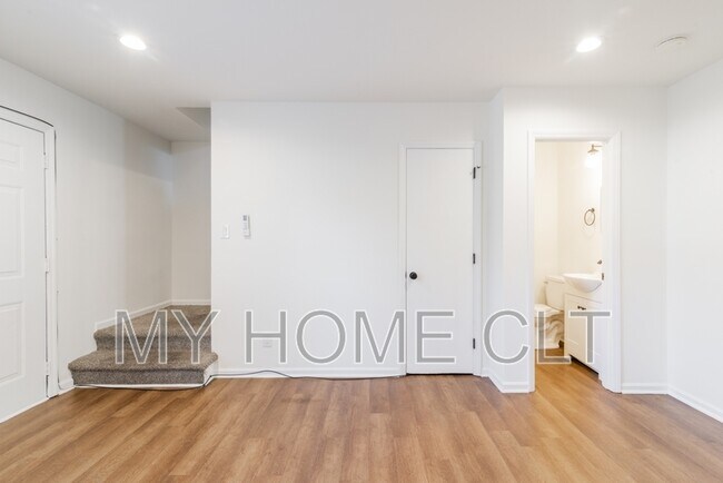 Photo - 929 Cantwell St