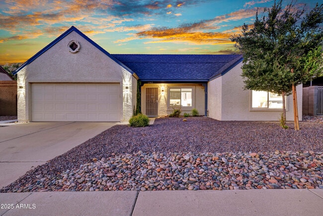 Building Photo - 1362 E Wickieup Ln