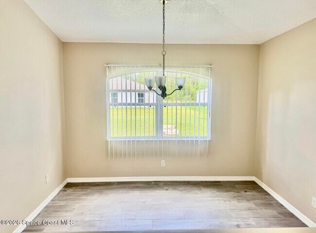 Photo - 1072 Flintlock Ave SE