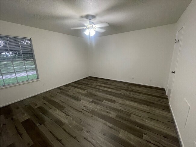 Building Photo - 5550 N Braeswood Blvd Unit 129