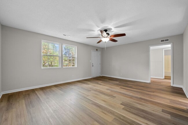 Photo - 3 Bedroom Pet Friendly Home For Rent!