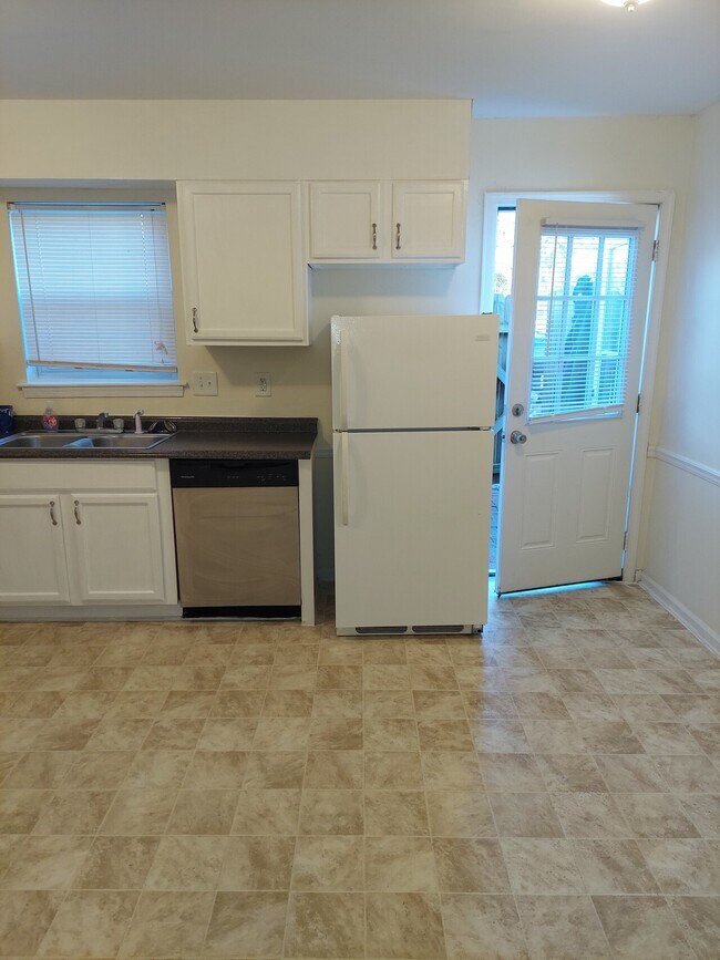 Photo - Colonial Manor