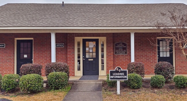 Rock Pointe Clubhouse - Rock Pointe Apartments
