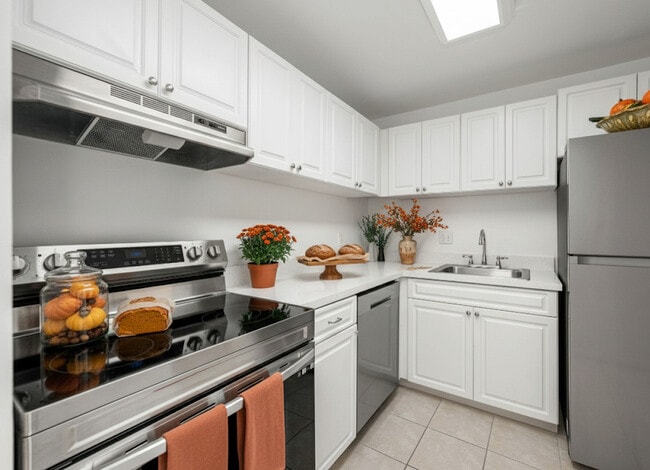 ¡Tu mudanza de otoño ahora es más dulce! - One Park Plaza Apartments