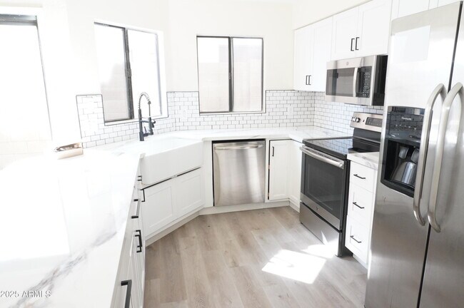 Photo - 4024 E Hiddenview Dr