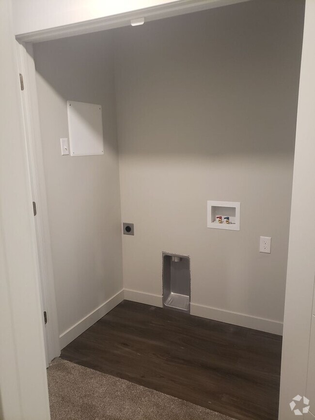 Building Photo - 2 bed 1 bath in Springville Unit 303 Rental