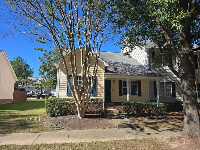Building Photo - Super Cute Renovated End-Unit Loft Townhome in Arbor Creek!