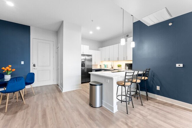 Photo - 310 N Malcolm X Blvd Unidad ID1055718P