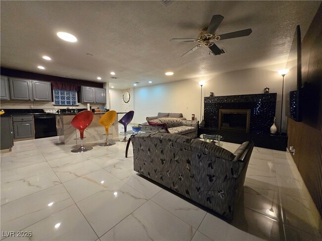 Photo - 2755 Mann St