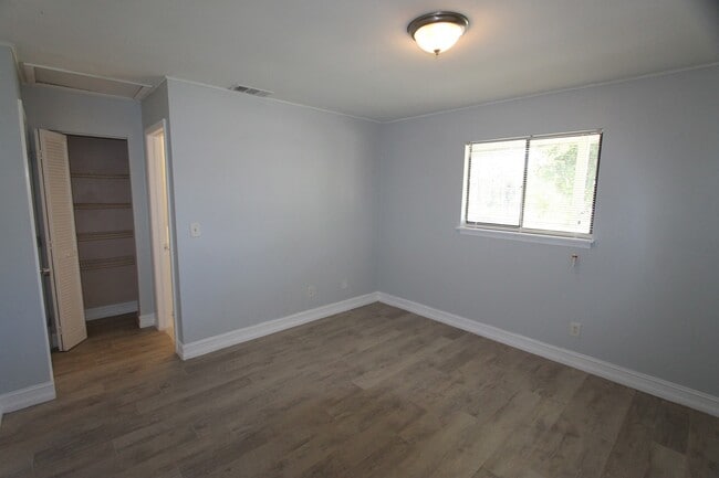 Building Photo - 2445 Thomasson Dr Unit D