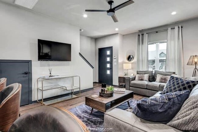 Photo - 1451 Associates Ave Unidad Carter Creek Condos