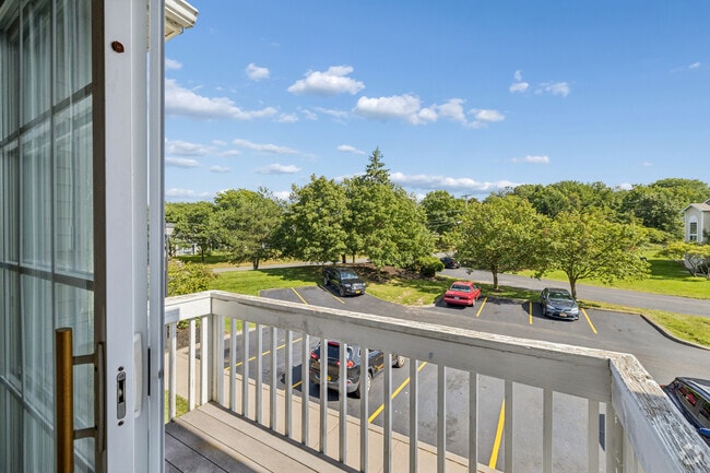 1BR, 1BA - 835SF - Balcony