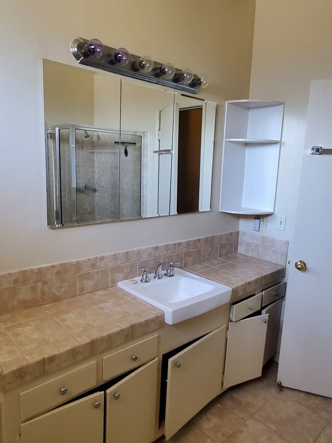 Upstairs bathroom Upstairs bathroom - 7000 S La Cienega Blvd Unidad 28
