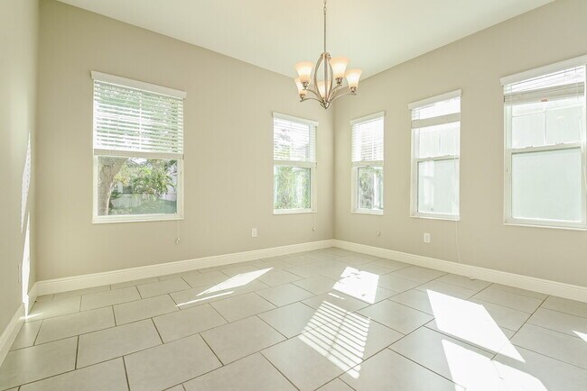 Photo - 525 Winterside Dr