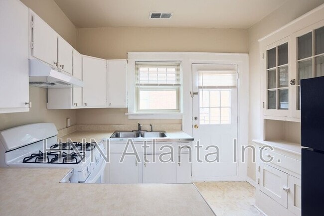 Photo - 437 N Highland Ave NE