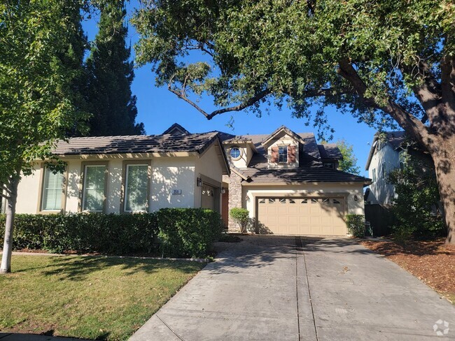 Building Photo - Gorgeous 4 bedroom 2.5 bath with large bon... Rental