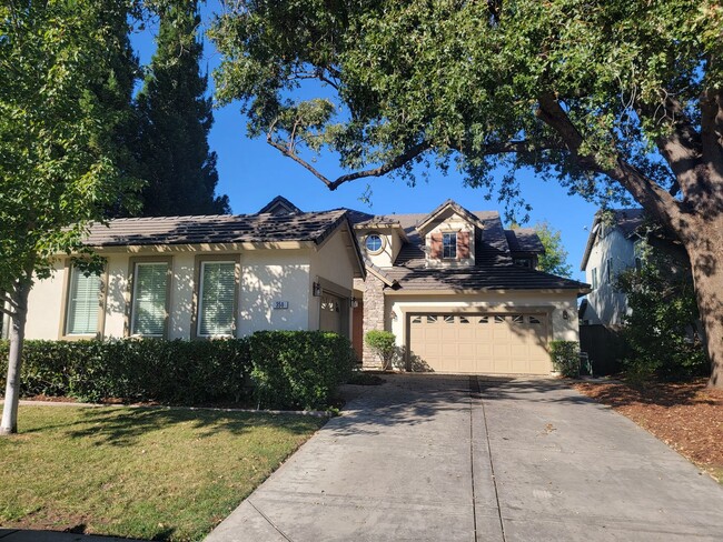 Gorgeous 4 bedroom 2.5 bath with large bon... - Gorgeous 4 bedroom 2.5 bath with large bon... House