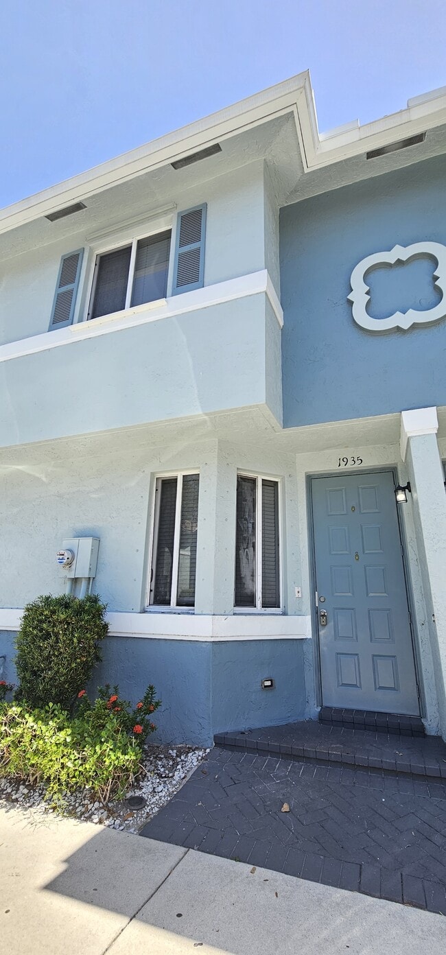 Building Photo - 1935 Gardenia Ct Rental