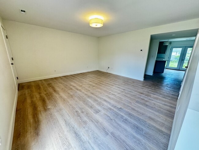 Photo - 923 4th Ave
