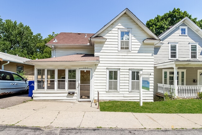 Building Photo - 303 Curtice St E