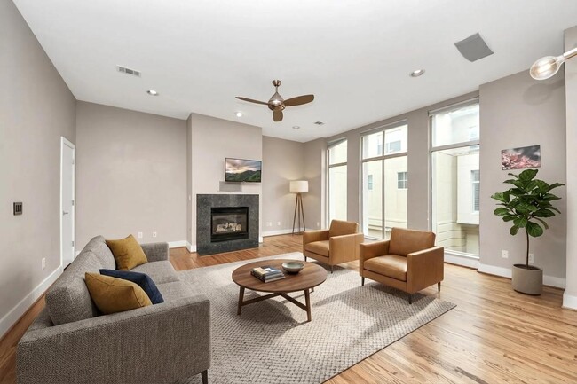 Building Photo - 1112 Columbus St Unit B