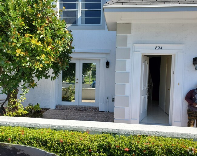 Building Photo - 824 NE 27th Ave Rental