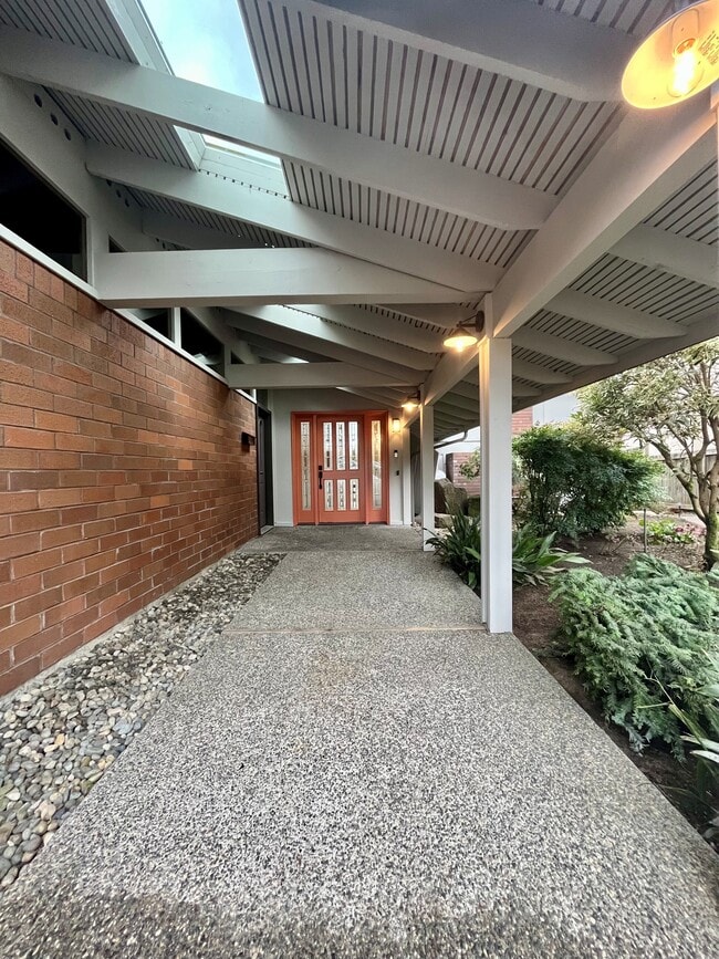 Entrada principal - 16736 Shore Dr NE